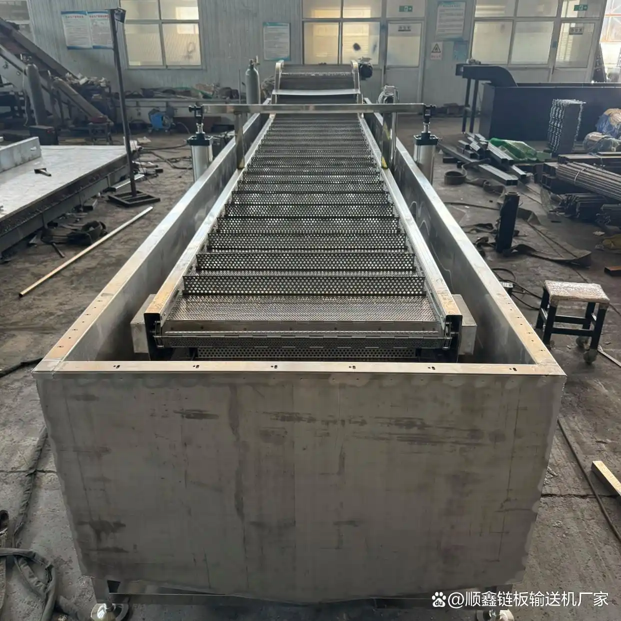 提升机板链输送机使用注意事项_如何保证升降货梯的链条正常工作运转状态_提升机板链输送机维护保养方法