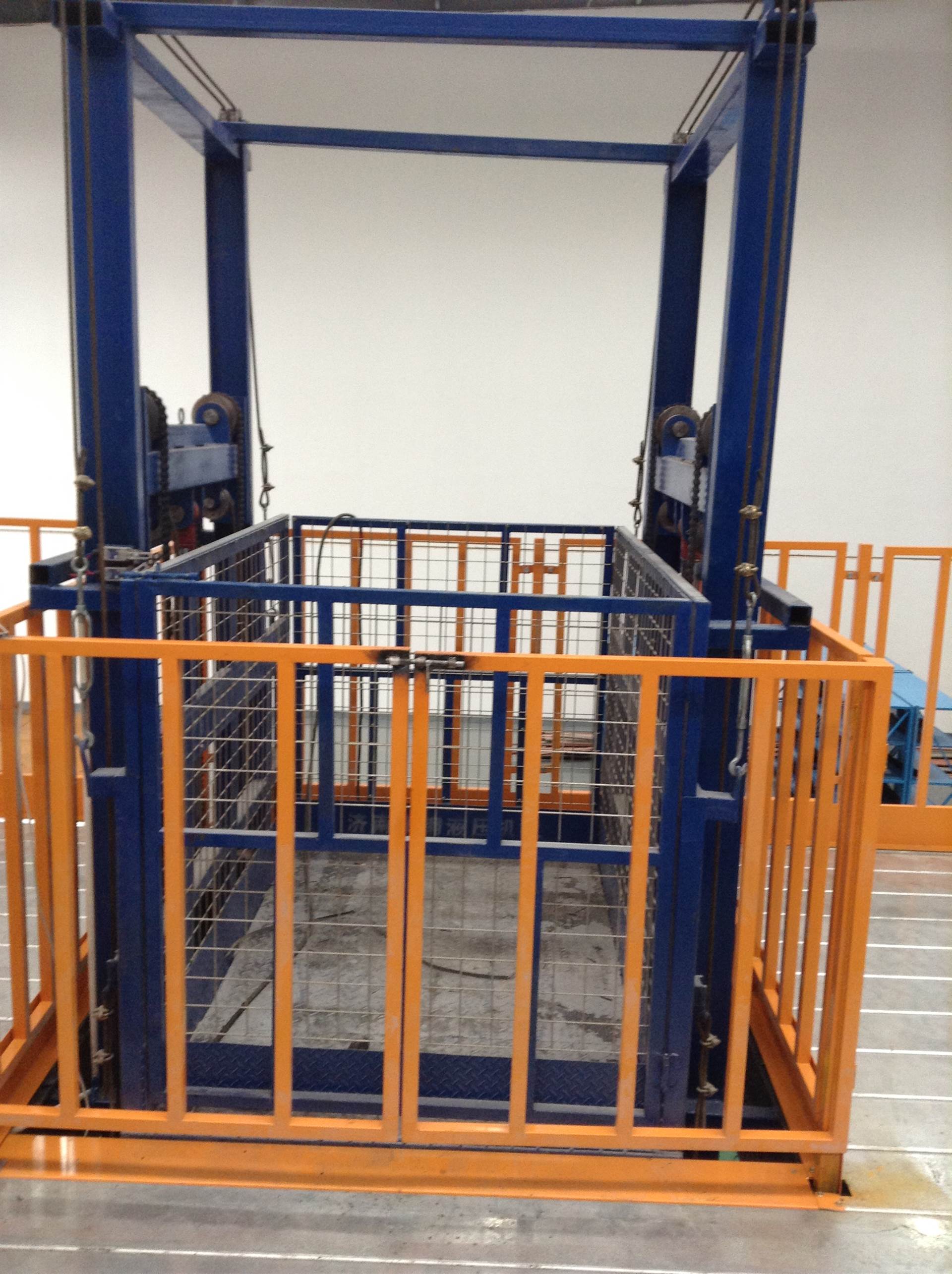 如何延长导轨式升降机的使用寿命？导轨式升降机应按步骤操作