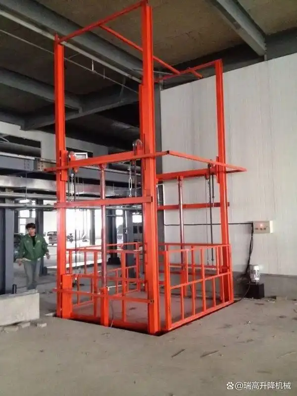 导轨链条液压升降货梯_建水县导轨升降货梯如何控制_江苏货物垂直运输设备