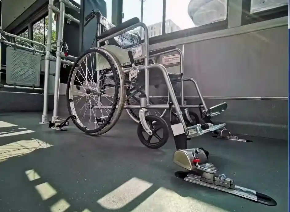 太暖了！这车竟能主动下跪，轮椅人士一秒上车，网友：这才是真福祉